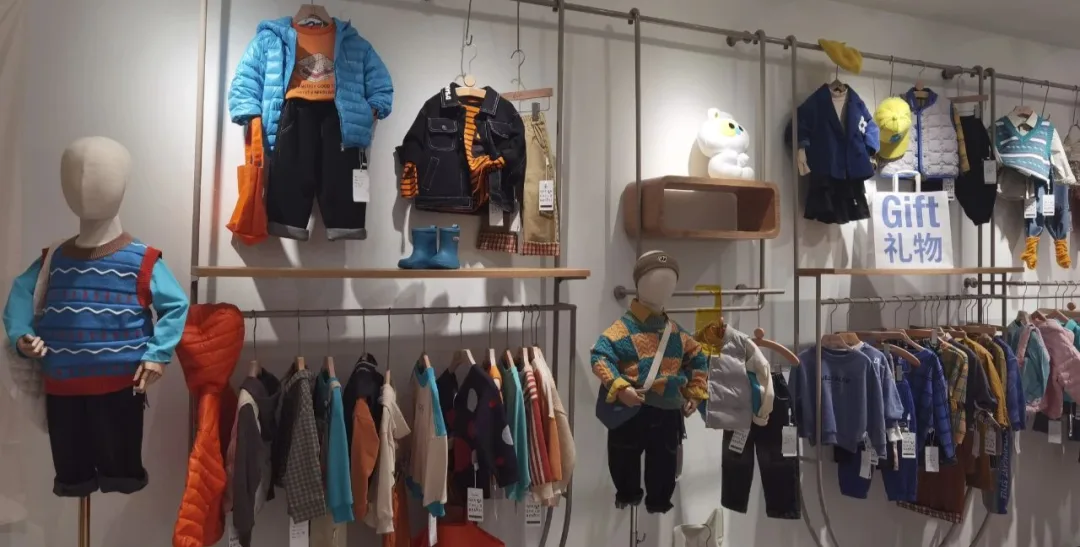 700亿魔幻新生意：直播唯快不破少人知，库存甩到东南亚受欢迎